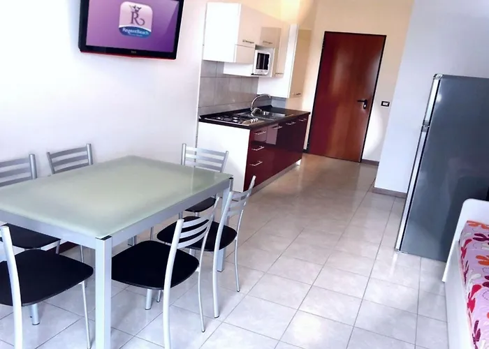 Charming Coastal With Pool Apartment