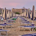 Charming Coastal With Pool Daire