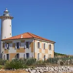 Charming Coastal With Pool *