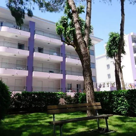 Charming Coastal With Pool Μπιμπιόνε