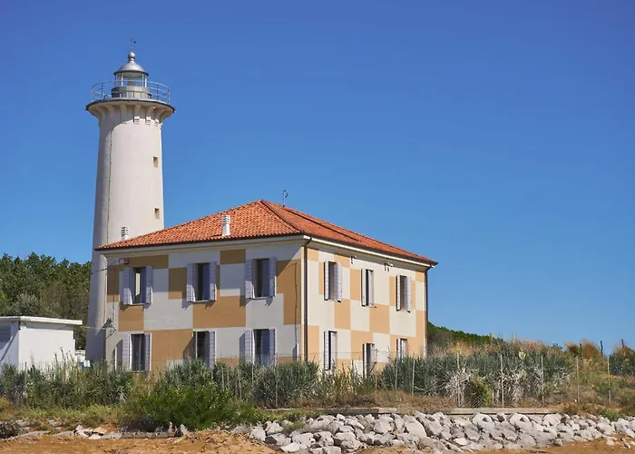 Charming Coastal With Pool *